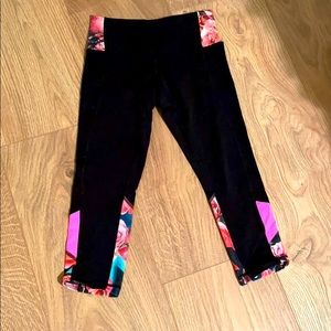 Lululemon black floral wunder under Capri leggings
